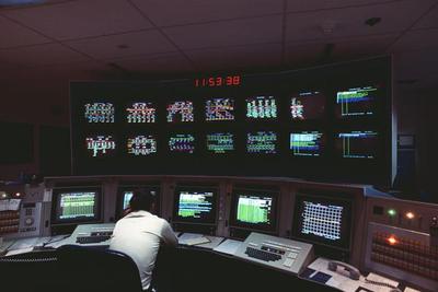 光影之間 科技圖、控制中心與監(jiān)控視屏在影視制作中的融合藝術(shù)